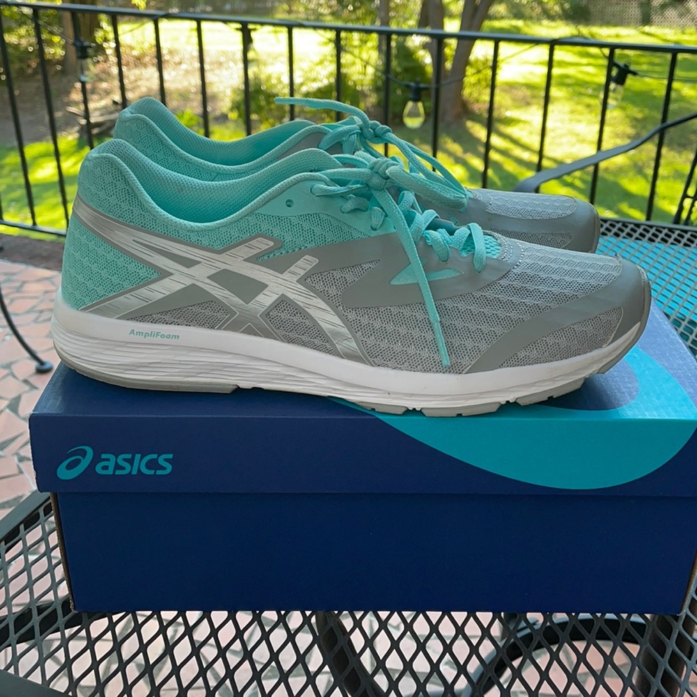 ASICS size 9.5 tennis shoes